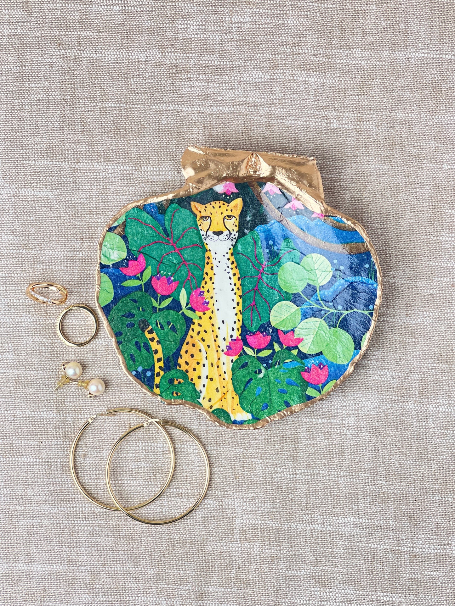 Silly Cheetah Scallop Shell
